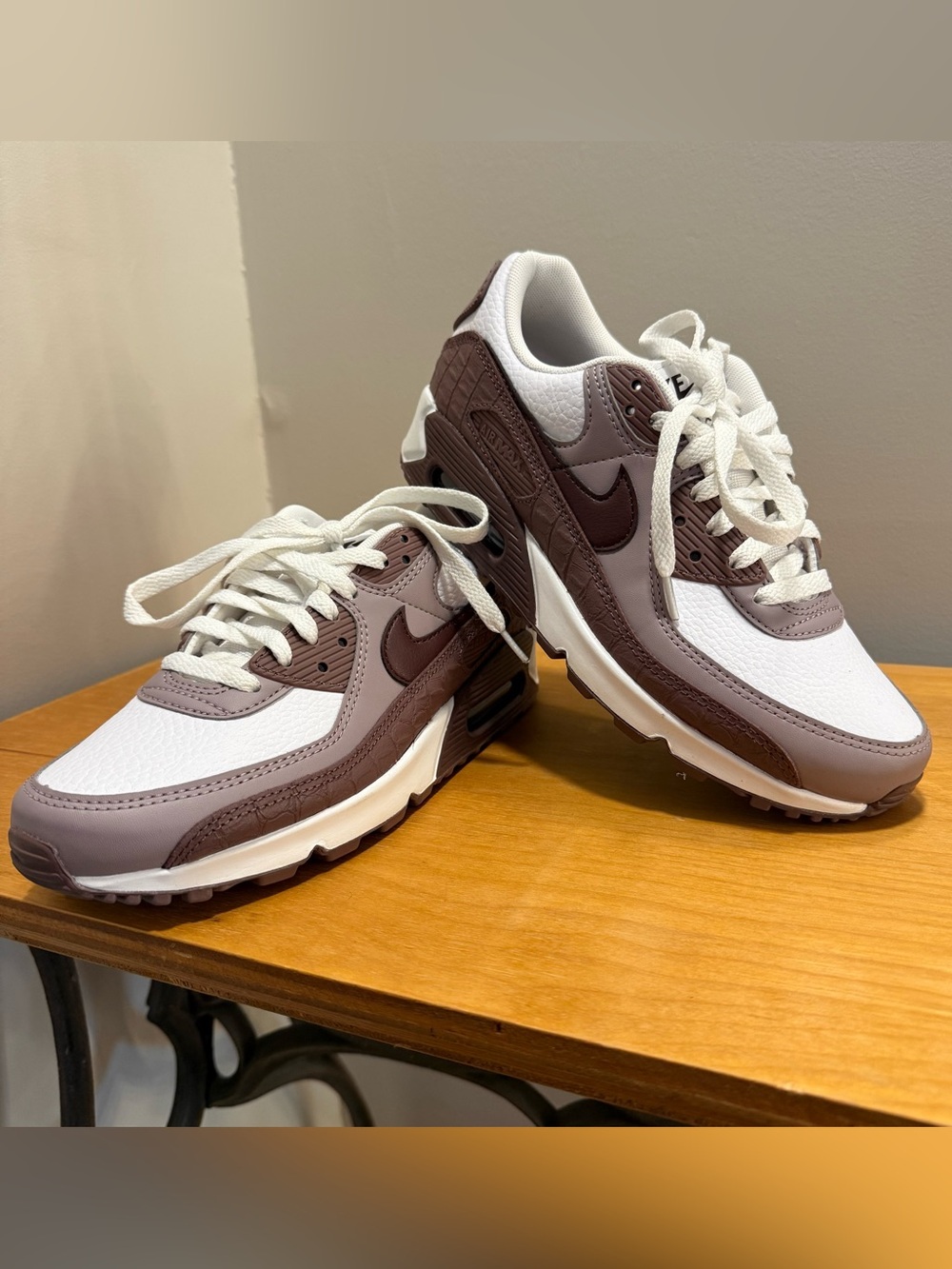 Nike Air Max 90 in White, Purple, Burgundy - worn only once!